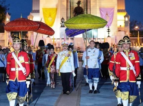 玛哈国王!诗妮娜受到严厉警告,乘坐皇家轿车全程跪对苏提达,还被禁止露面