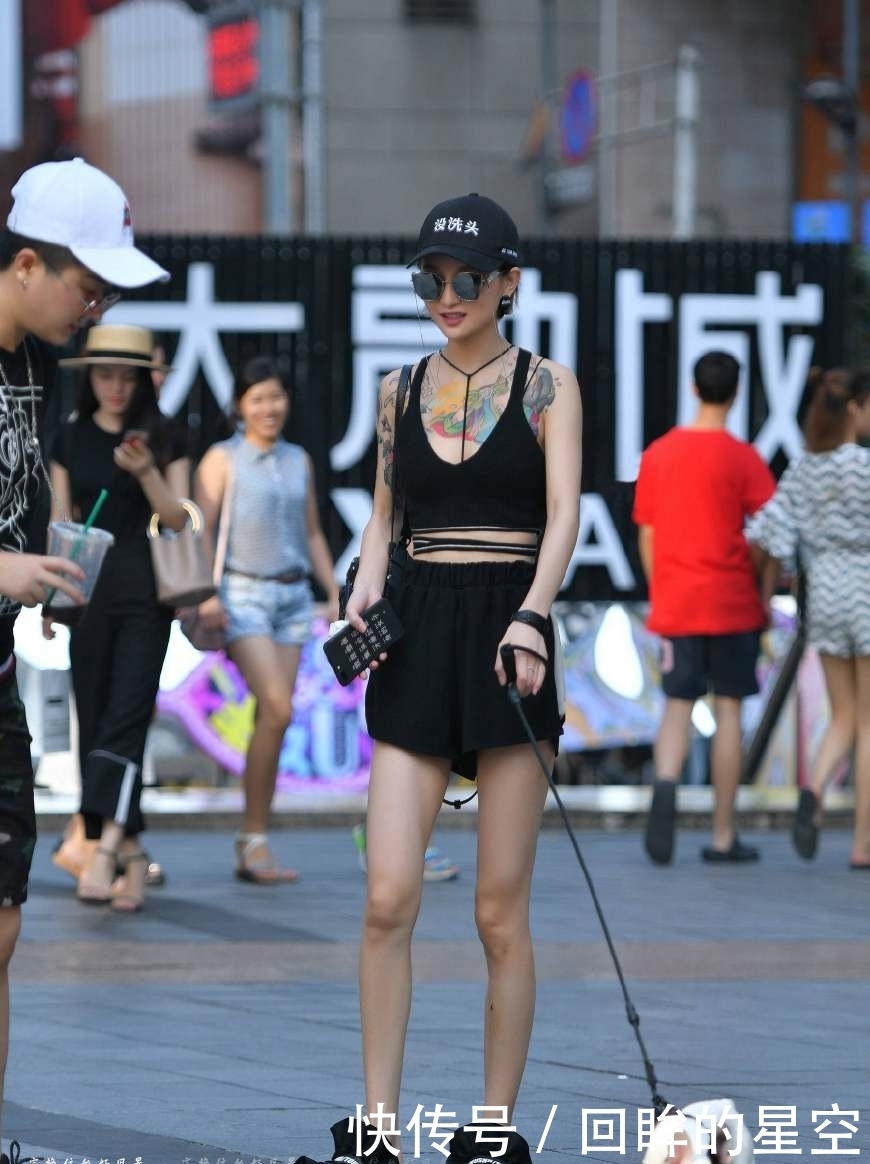 路人街拍，纹身和狗，一看就很“富有”