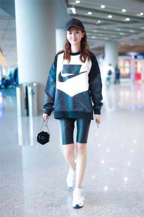 今年火了一种穿法，叫“卫衣+单车裤”，时髦新潮，明星都上头了