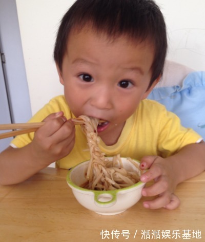 积食|睡觉时有这2个习惯的孩子,以后难长个,儿科医生家长别不听劝