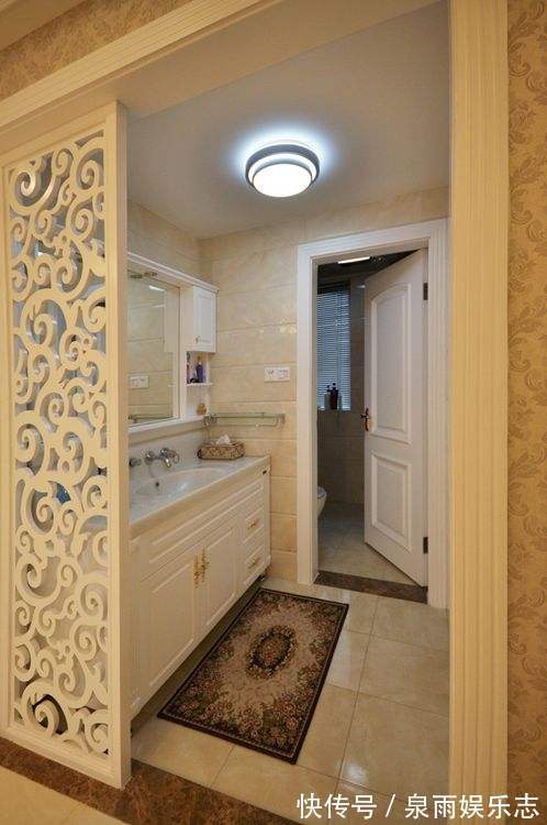 马桶|卫生间布局装错影响很大！一人在里边上厕所，全家人在外等着洗漱