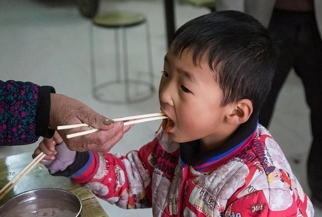 弟弟|弟弟发现哥哥的秘密，带着妈妈来探秘，网友童年完整了
