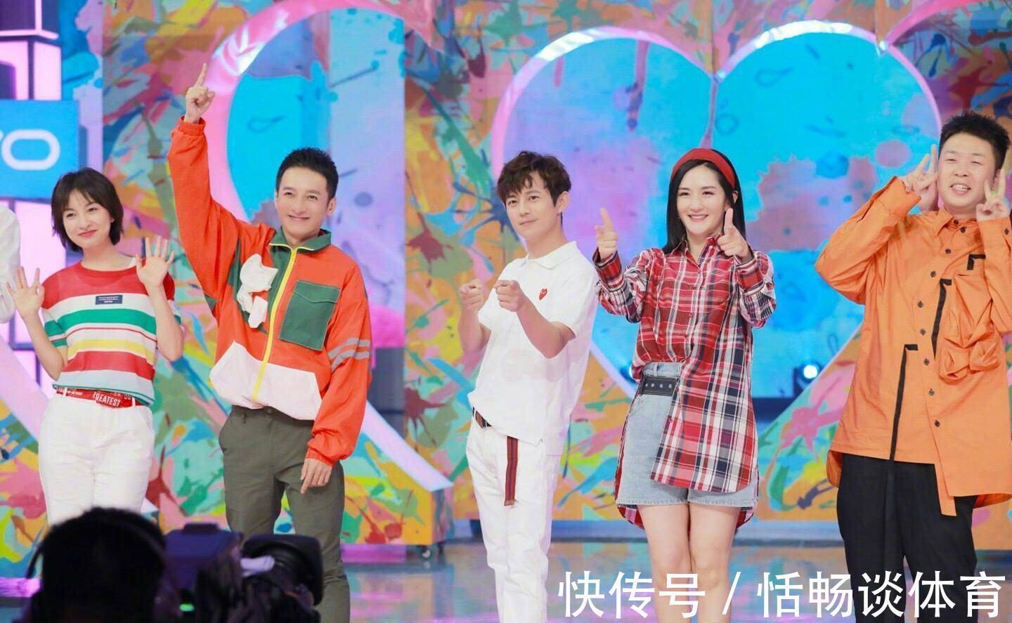 稿子|《新聞聯(lián)播》主持人為什么要低頭看稿?他們手里的紙是干嘛用的?