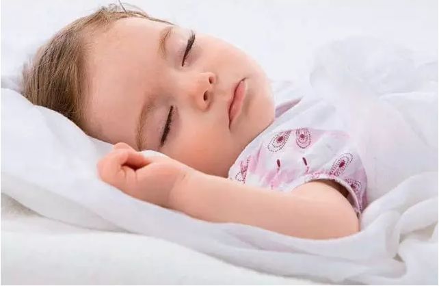 宝宝|小婴儿何时能开始“睡整觉”？宝妈提前做好引导，晚上带娃更轻松