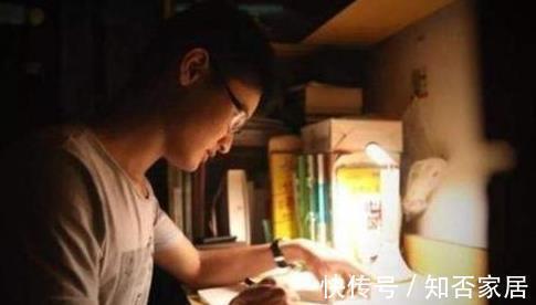 惩罚|孩子被罚抄“22页”,熬夜到凌晨,父亲看到后撕碎了作业本