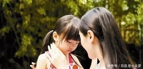 暖男|萌娃看妈妈衣服“破”了,伸出小手帮忙遮挡,网友:是个小暖男