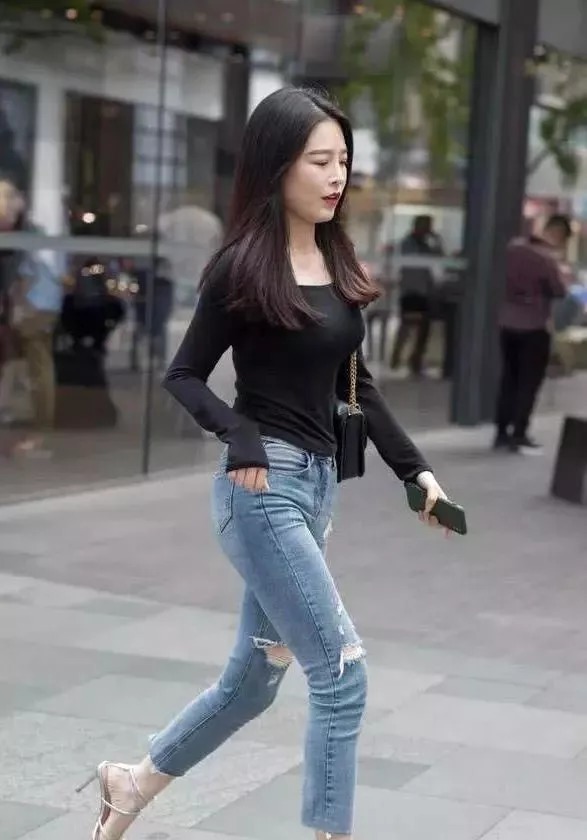 牛仔裤轻松修饰女性纤细的身材,会让你的