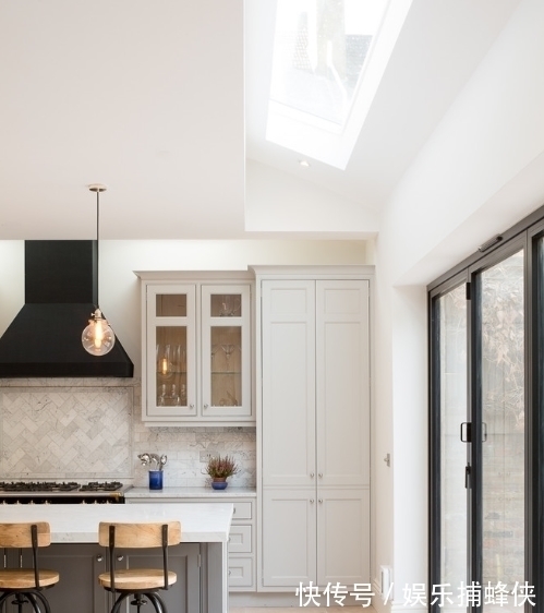 吊灯|丰富室内光源层次,达到良好的照明效果,整体也很时尚