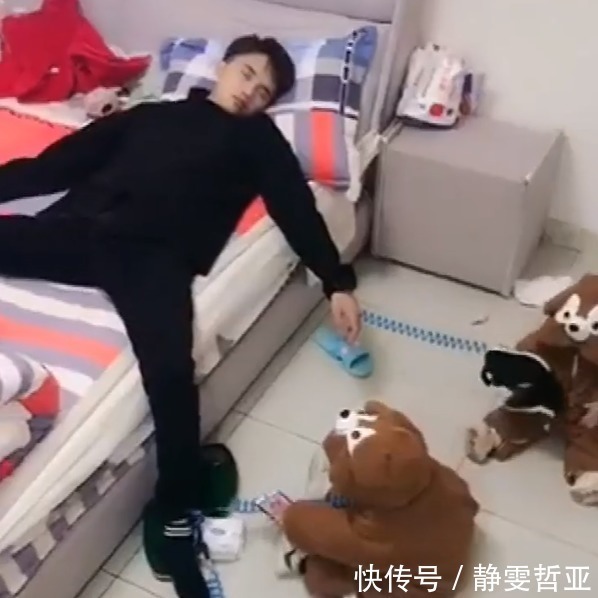 父爱|妈妈让爸爸看着三胞胎，回到家的时候，推门一看就无奈了