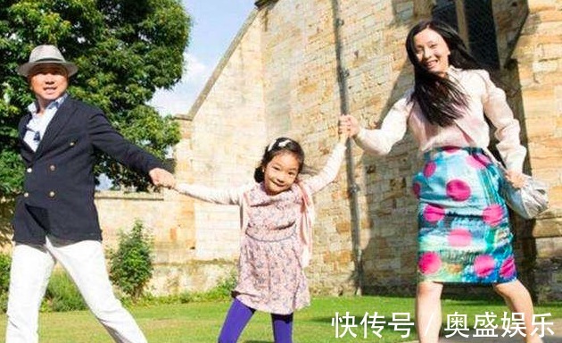 |徐峥太搞笑,陪女儿出门散步用手勾徐小宝下巴,陶虹女儿生无可恋