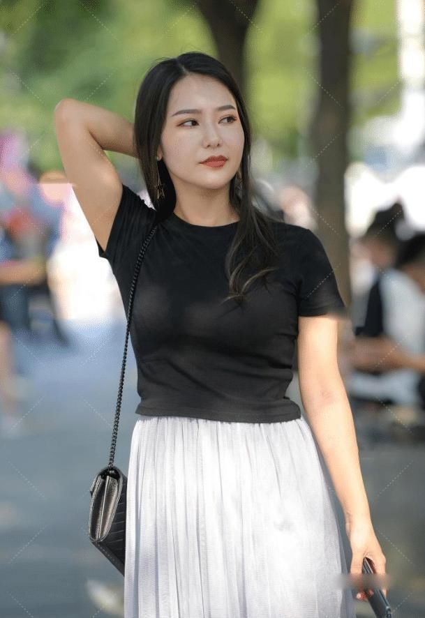 嫂子出门“真敢穿”,蕾丝裙提到“腰”,走路都在发散魅力气质