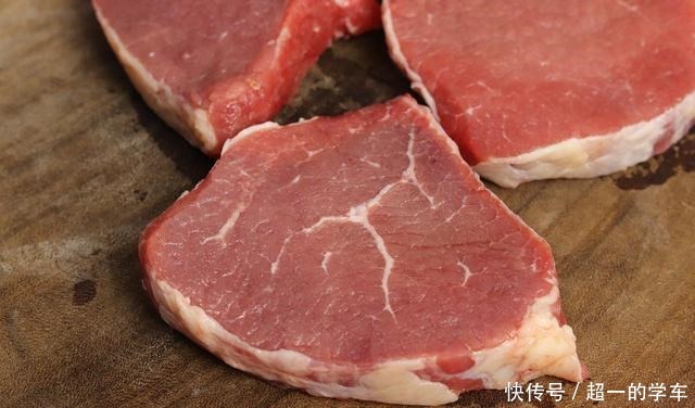 买牛排时，无论什么牌子，只要包装上有“这行字”，都是合成牛排
