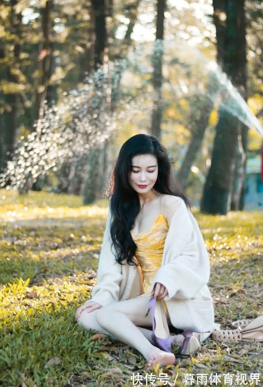 吊带 真丝吊带小裙子,大大的开衫,紫色高跟鞋,有漫不经心,慵懒风情