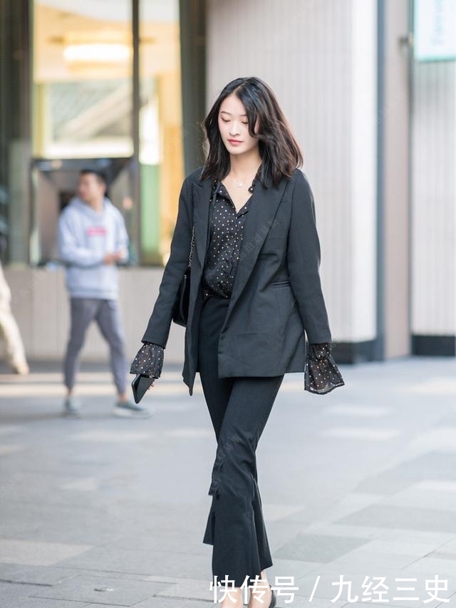 牛仔裤|街拍:面带微笑气质可人的美女,牛仔裤尽显满满的潮流气息!