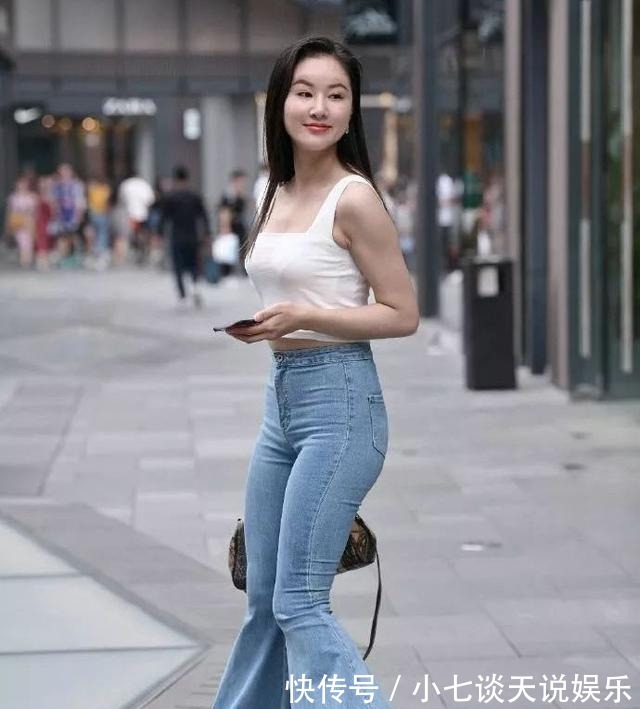 别样|别样的牛仔裤穿法，气质女孩喜欢的裤装搭配，朴素时尚有气质