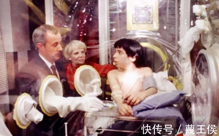 手术|12岁才走出隔离罩的“泡泡男孩”,在死亡前第一次触摸到了妈妈