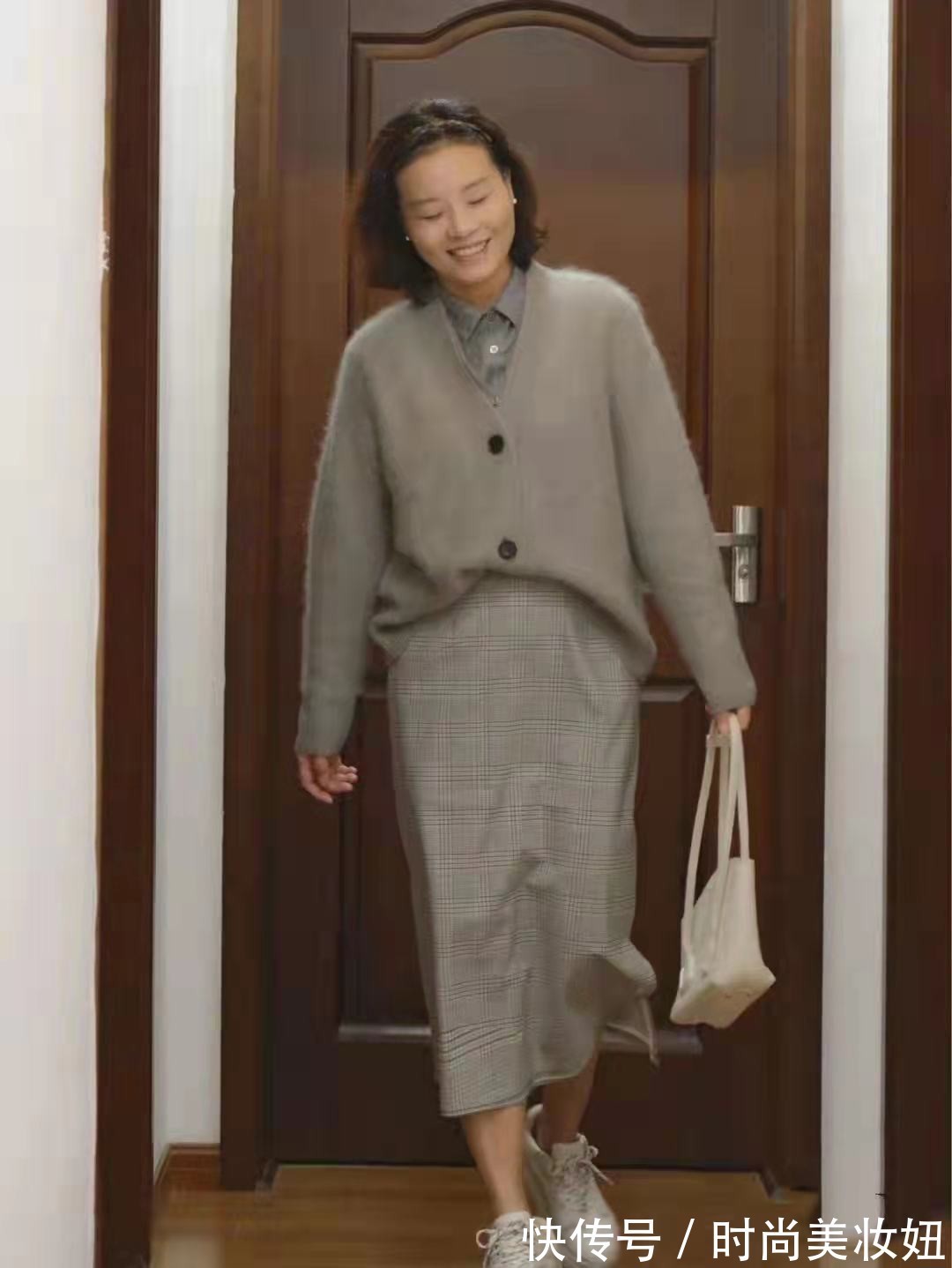 西部牛仔|60岁的女人,上衣+半身裙怎么搭才时髦?教你4组百搭公式,美又嫩