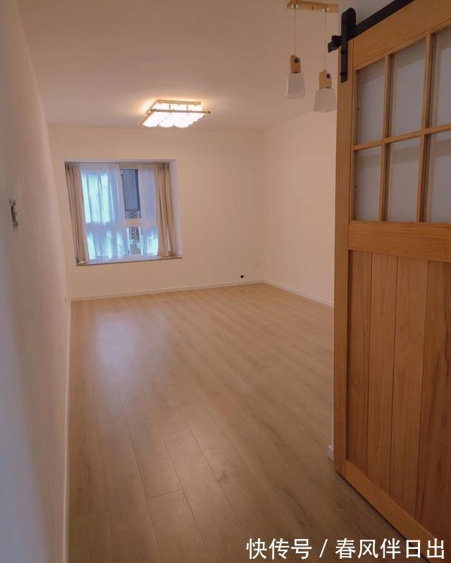 安装|极简原木风装修，不做吊顶和电视墙，全屋铺木地板，温馨又舒适