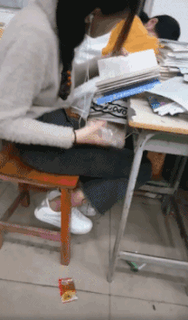 |搞笑GIF: 现在做生意太难了 今天有位客人要吃毛衣