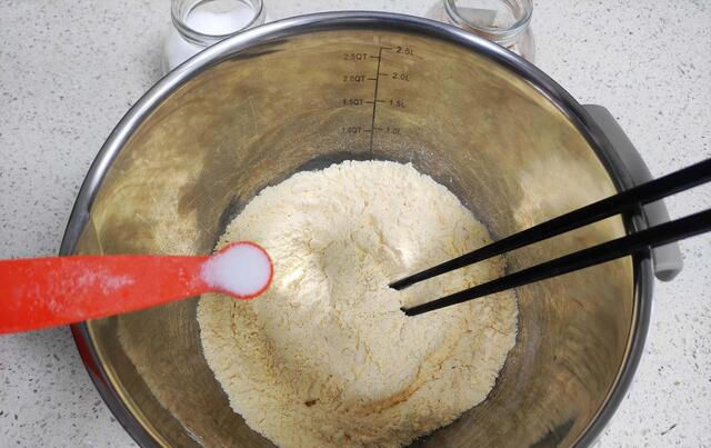  霍霍光|家里有玉米面的赶紧翻出来，跟我一起做这个嘎巴脆的小薄饼吃