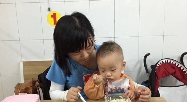 爷爷奶奶|2岁男童呕吐不止,紧急送医,医生忠告这些食物孩子一口也别吃