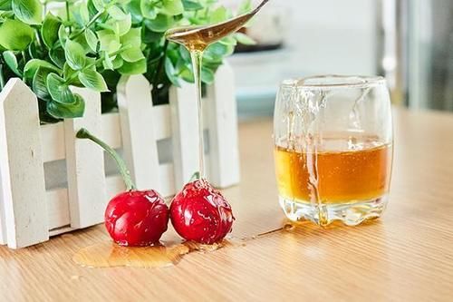 早起喝水能养生,白开水、柠檬水、蜂蜜水和盐水,早上喝哪个好?