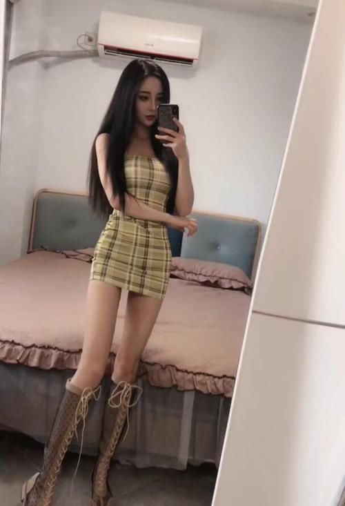 一身御姐女神范的搭配,加上长靴变身时尚女王