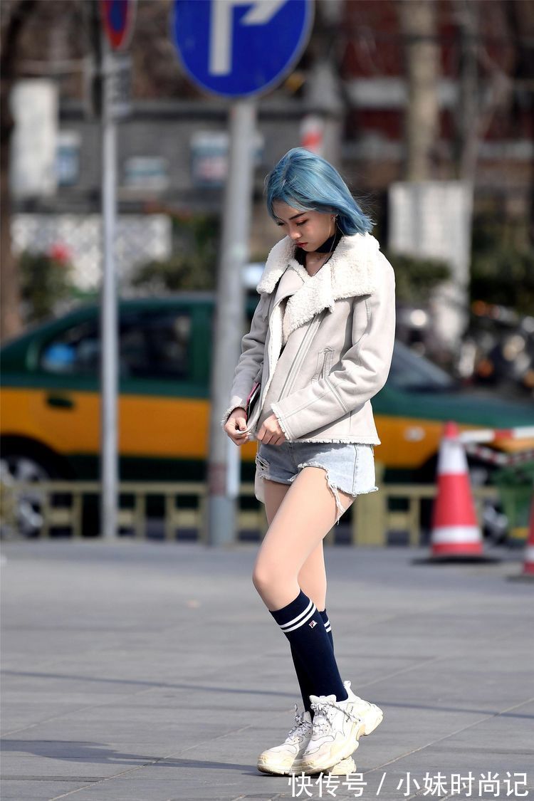头发 街拍:美女的头发染成蓝色,搭配一条破洞牛仔短裤,时尚有个性!