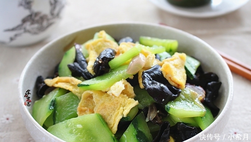 木耳|此菜,我家每周吃两顿,雷打不动,营养水分足,低脂美容嫩肌肤