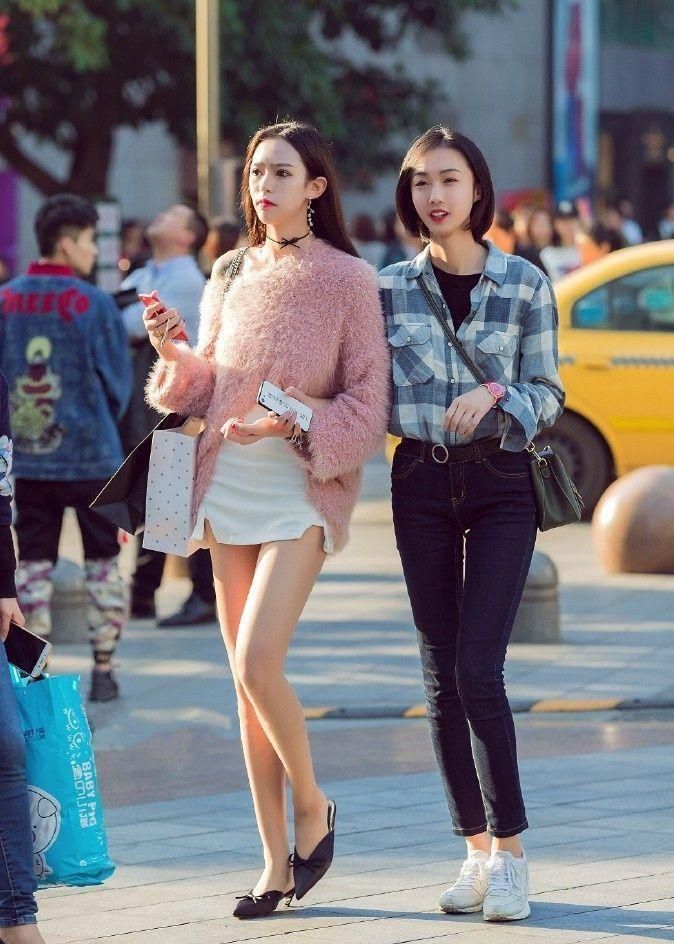 街拍:两位小姐姐身材苗条,穿搭时尚,走在街上很吸睛