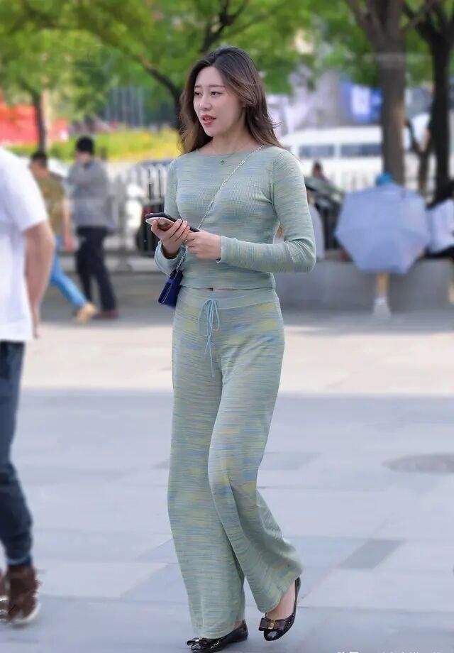 女士|见过世面的中年女士,也要看阔腿裤“脸色”,短裤该说拜拜了