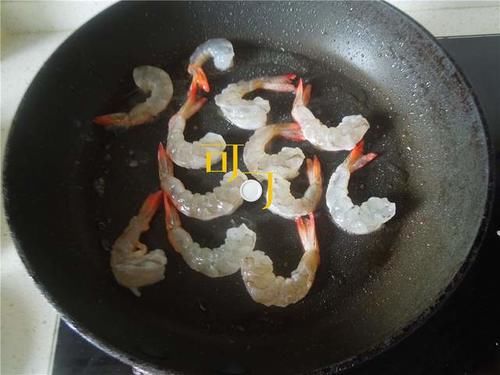 香味|天冷下雪了,让我给你炒一盘香味浓郁的大虾咖喱面吃吧