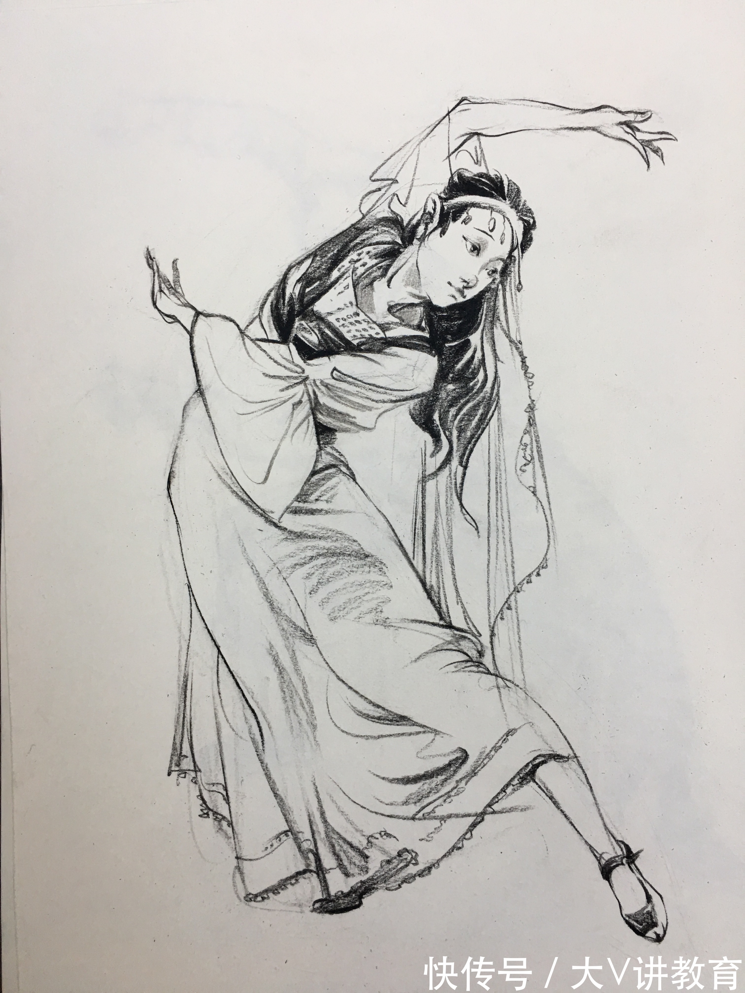 速写$美术生画到一半画风突变,最后作品好似翻车现场,叫人捧腹大笑