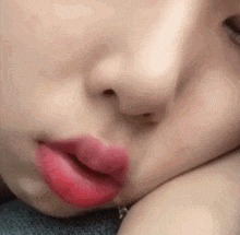 |搞笑GIF:美女是梦到什么了?谁知道劲什么大,晚上跪榴莲吧