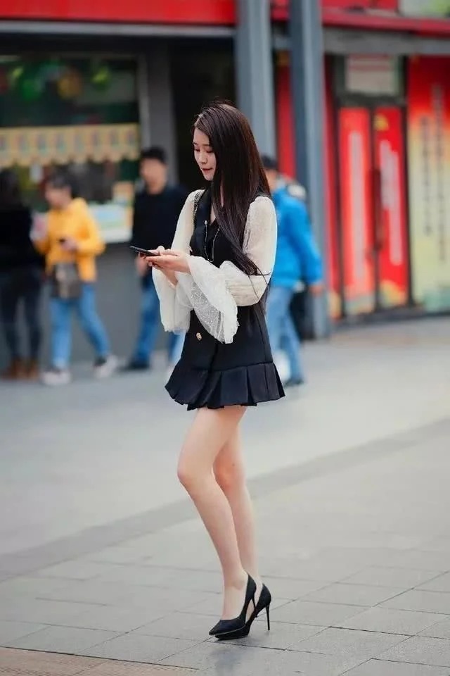 连衣裙|街拍：长发俏皮的美女，白色上衣配牛仔裤，时尚气质十足