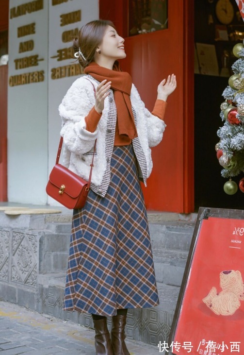 短靴|小个子新年怎么穿?建议尝试“半身长裙+短靴”,一秒显高10cm