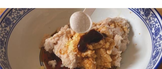 分钟|春天多吃玉米面,加1碗猪肉,手不沾面8分钟熟透,老人孩子都爱吃