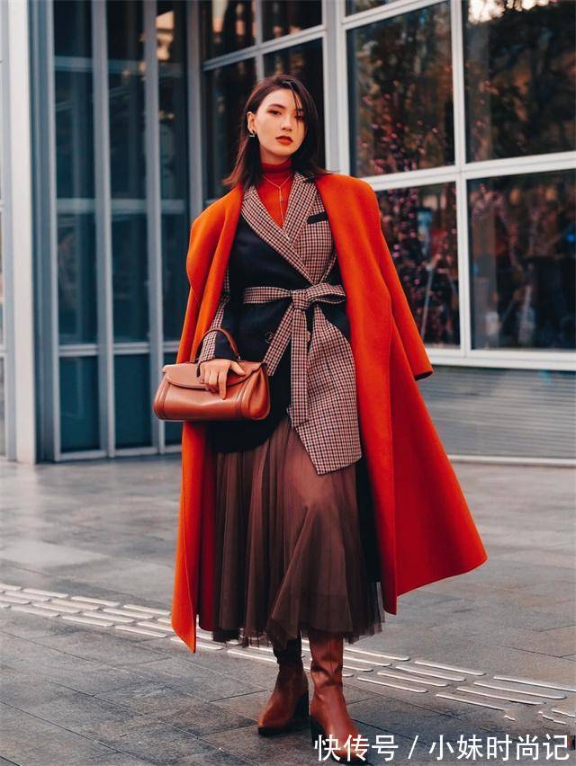 大衣 最近火了一种过年穿搭,叫“长大衣+红色靴子”,洋气喜庆又高级