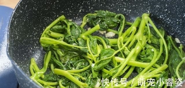 晒晒一家4口的晚餐，全是家常菜，用心搭配，家人爱吃，顿顿光盘