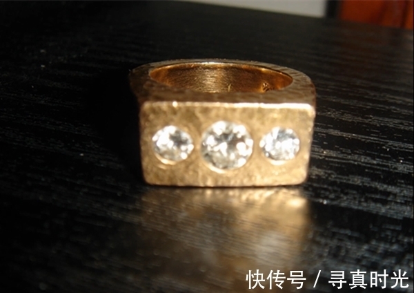 戒指|男子海边淤泥捡回一黄金戒指,发到网上,立马引起热议