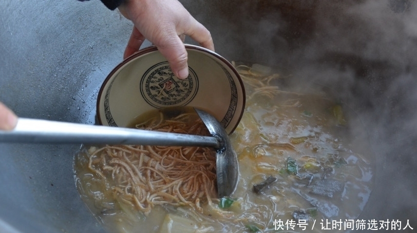  特色|奇闻：河南大叔卖特色“豆腐菜”，一天卖四五百碗，食客：好吃不