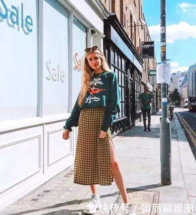 青春|卫衣下面别再配牛仔裤,今冬流行这样穿,青春洋气不说,还时尚