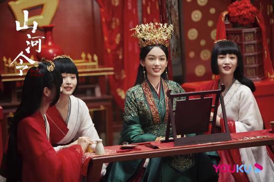 粉底|甜美“射手”周也的脸上 就没有难用的粉底吗?