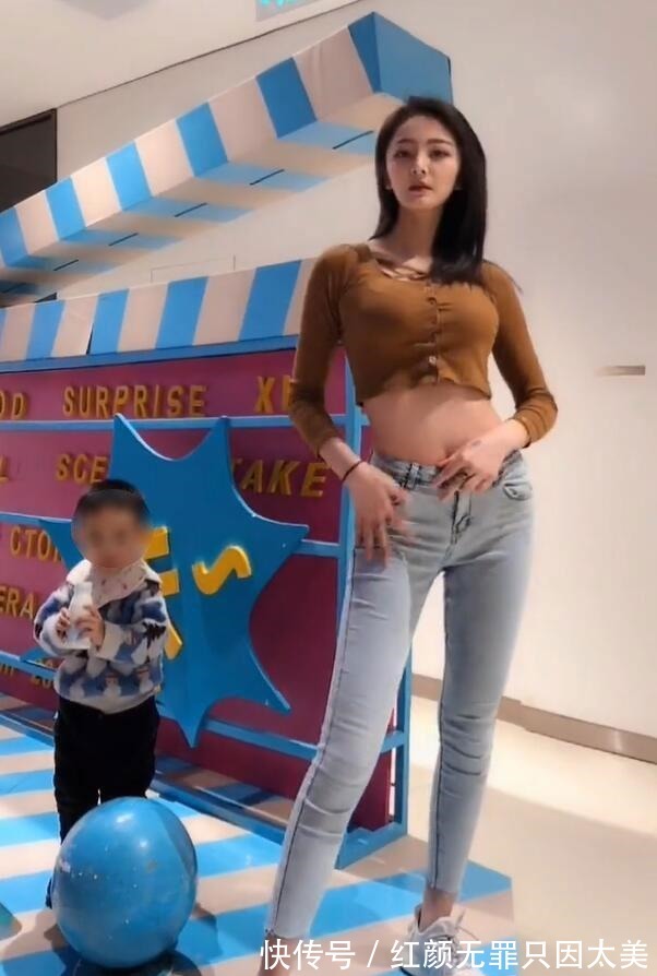 小蛮腰 美女与牛仔裤的搭配,眼神个性又不羁