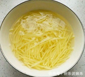 酸辣土豆丝,关键竟是一碗水,很多人都忽略了,难怪做出来不好吃