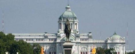 郑信|皇帝赠乡亲18缸咸菜,遭乡亲嫌弃,扔了17缸后打开一看,傻了!