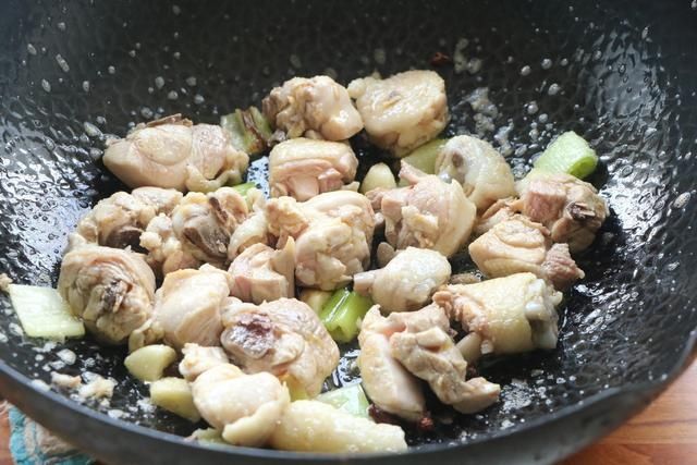 冬吃萝卜夏吃姜,加上3个鸡腿炖一锅,就是一道百吃不腻的好菜