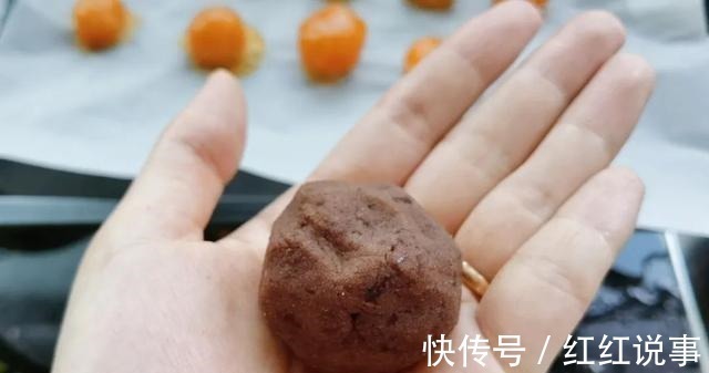 中秋来点不一样的，五彩月饼颜值高，酥软不腻味道好！