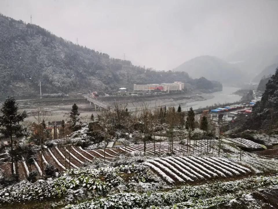 实拍！2021汶川第一场雪，来来来啦！