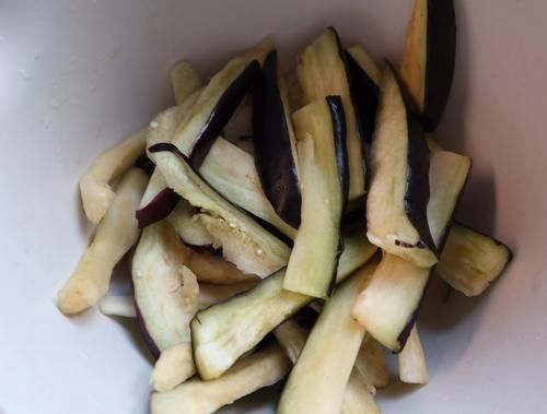 做茄子掌握不好放多少油，牢记这3点，茄子不油不腻，特下饭！